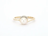 Gouden ring met diamanten en een parel