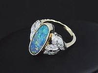 Gouden ring met diamanten en opaal
