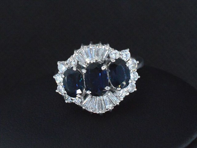 Gouden ring met diamanten en saffieren - afbeelding 2 van  4