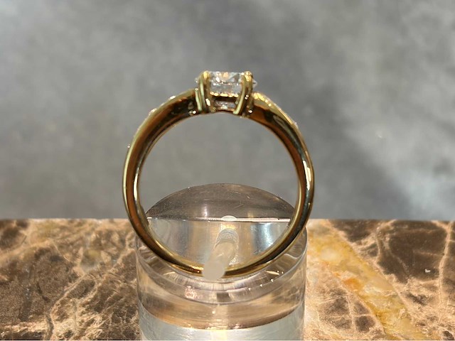 Gouden ring met diamanten - afbeelding 2 van  5
