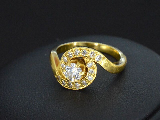 Gouden ring met diamanten - afbeelding 1 van  4