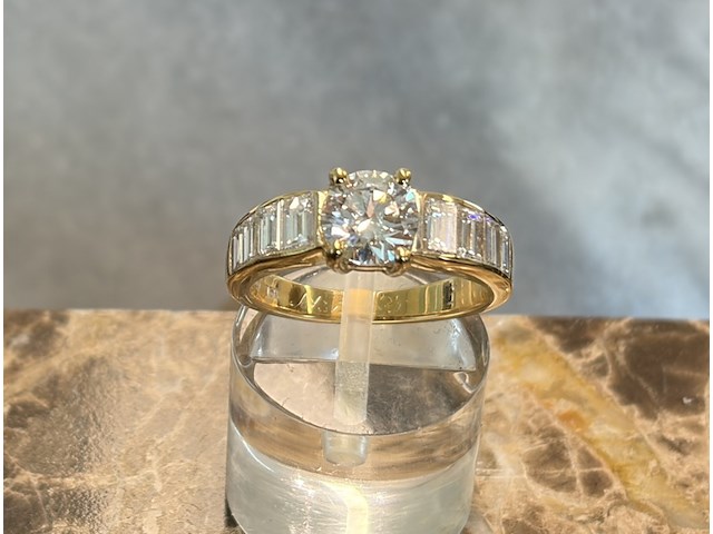 Gouden ring met diamanten - afbeelding 1 van  6