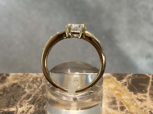 Gouden ring met diamanten - afbeelding 2 van  6