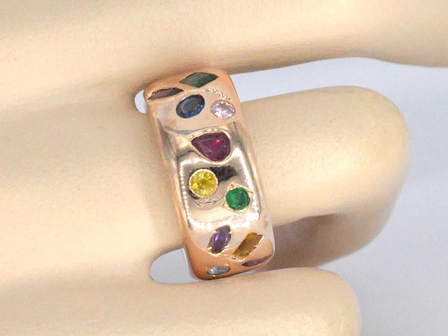 Gouden ring met edelstenen - afbeelding 2 van  5