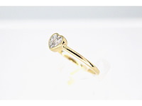 Gouden ring met een briljant geslepen diamant in hartvorm - afbeelding 3 van  7