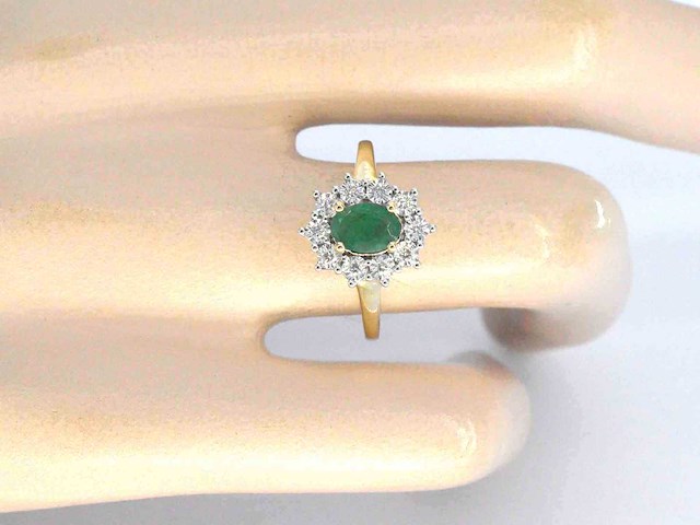 Gouden ring met een groene ovale smaragd en natuurlijke diamanten - afbeelding 2 van  9