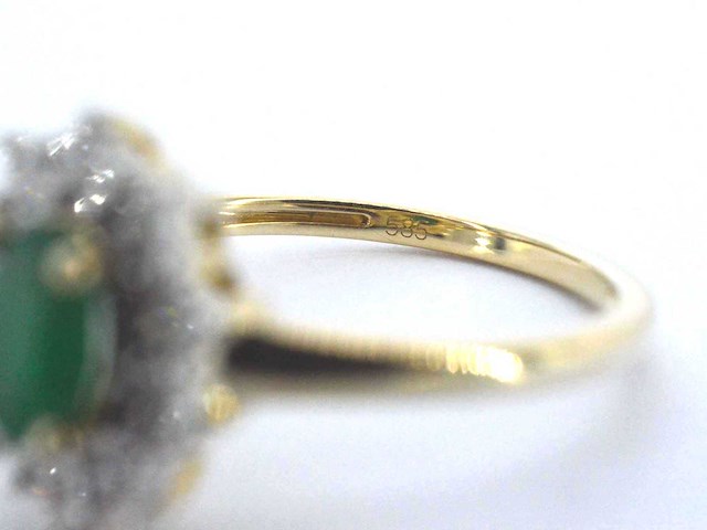 Gouden ring met een groene ovale smaragd en natuurlijke diamanten - afbeelding 8 van  9