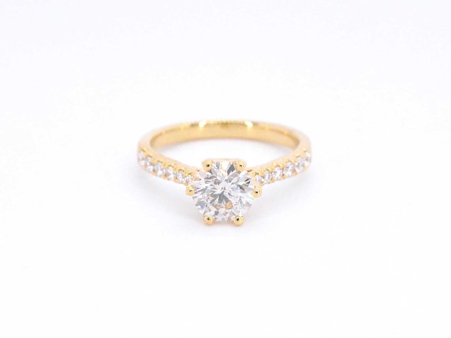 Gouden ring met één grote briljant - afbeelding 8 van  10