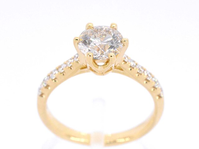 Gouden ring met één grote diamant - afbeelding 1 van  11