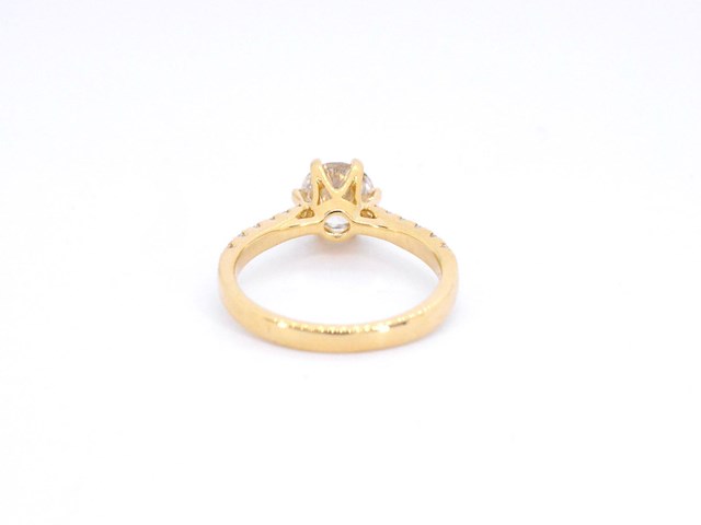 Gouden ring met één grote diamant - afbeelding 9 van  11
