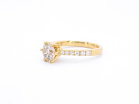 Gouden ring met één grote diamant - afbeelding 10 van  11