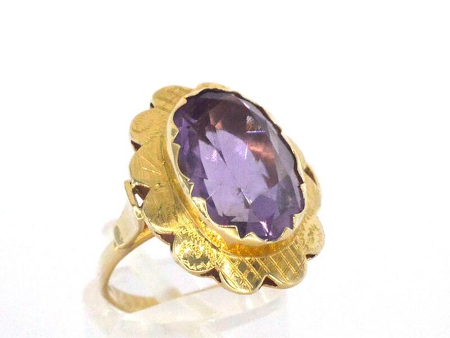 Gouden ring met een natuurlijke amethist - afbeelding 1 van  9