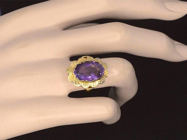 Gouden ring met een natuurlijke amethist - afbeelding 2 van  6