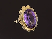 Gouden ring met een natuurlijke amethist