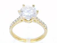 Gouden ring met een natuurlijke diamant