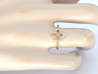 Gouden ring met een open klaver vier motief gezet met diamanten - afbeelding 2 van  8