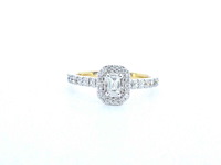 Gouden ring met natuurlijke baguette en briljant geslepen diamanten