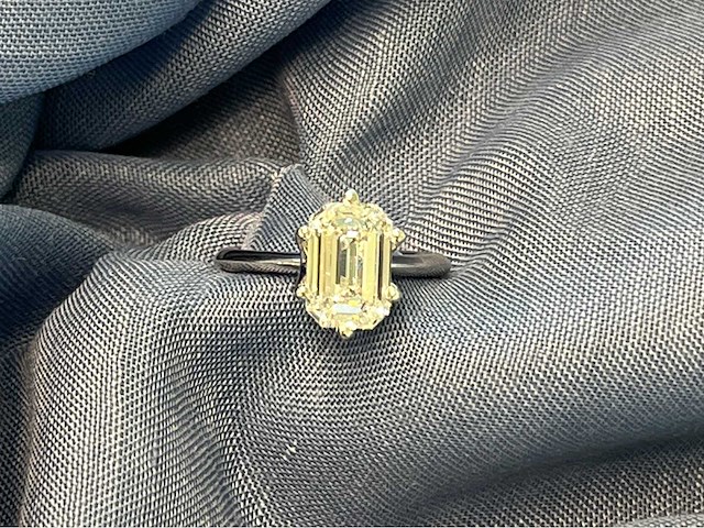 Gouden solitair met een emerald geslepen diamant van 2.00 carat met hoge kwaliteit - afbeelding 1 van  7
