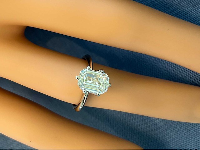 Gouden solitair met een emerald geslepen diamant van 2.00 carat met hoge kwaliteit - afbeelding 2 van  7