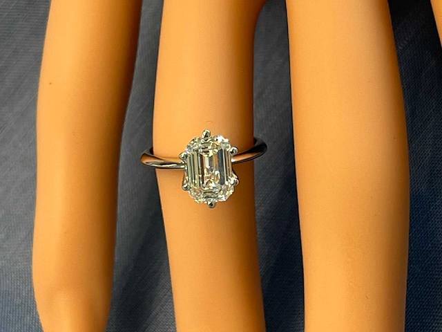 Gouden solitair met een emerald geslepen diamant van 2.00 carat met hoge kwaliteit - afbeelding 4 van  7