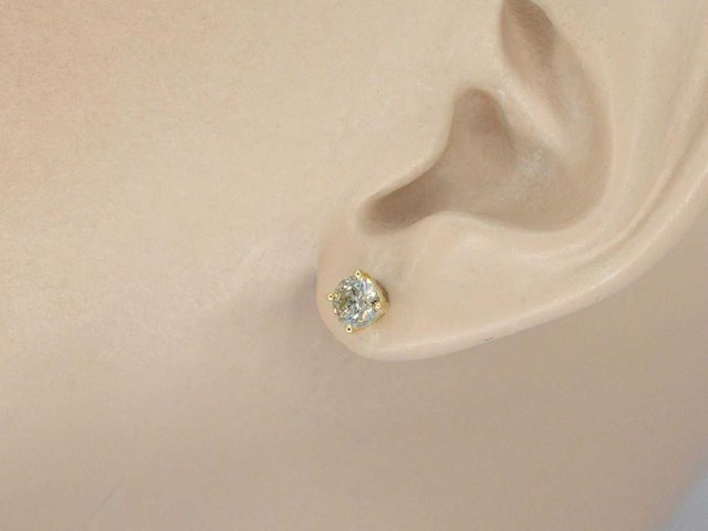 Gouden solitair oorbellen met diamanten - afbeelding 2 van  8