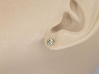 Gouden solitair oorbellen met diamanten - afbeelding 2 van  8