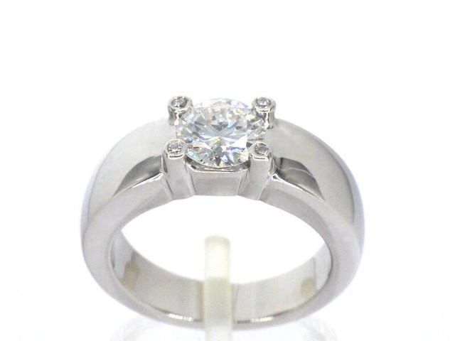 Gouden solitair ring met een grote diamant van 1.20 carat en kleine diamanten - afbeelding 1 van  10