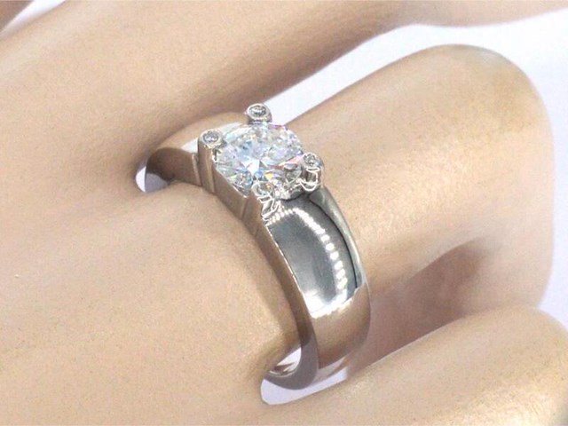 Gouden solitair ring met een grote diamant van 1.20 carat en kleine diamanten - afbeelding 3 van  10
