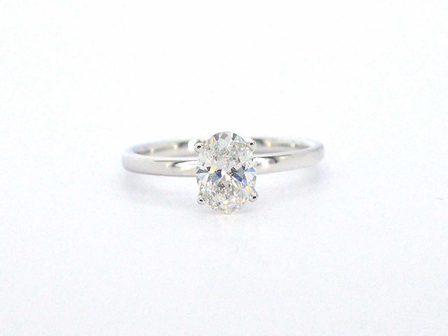 Gouden solitair ring met ovaal geslepen diamant - afbeelding 1 van  9