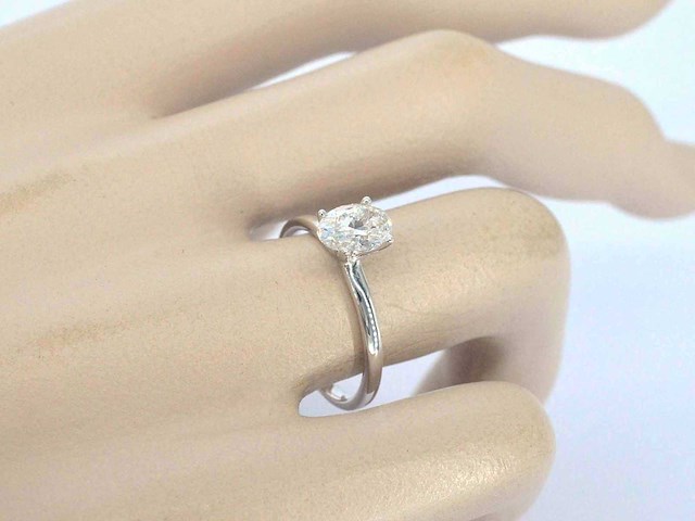 Gouden solitair ring met ovaal geslepen diamant - afbeelding 2 van  9