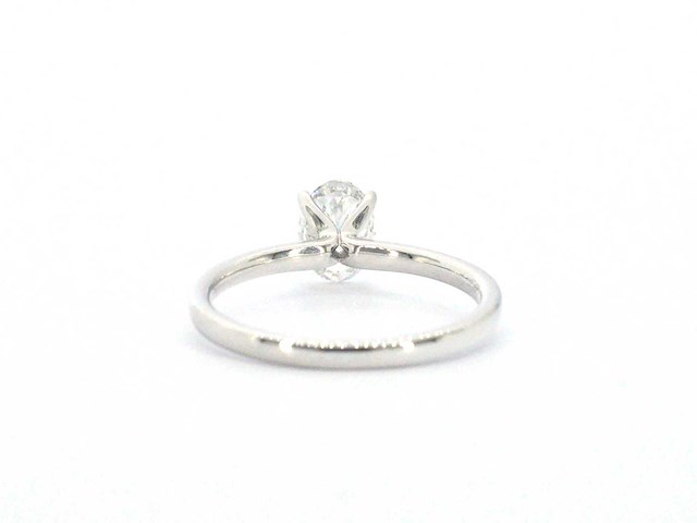 Gouden solitair ring met ovaal geslepen diamant - afbeelding 7 van  9