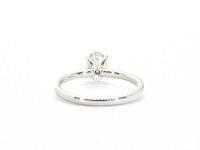 Gouden solitair ring met ovaal geslepen diamant - afbeelding 7 van  9