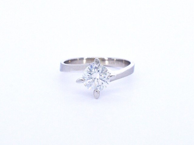 Gouden solitair vierpoots ring met een briljant geslepen natuurlijke diamant (gecertificeerd) - afbeelding 1 van  11