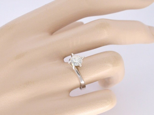 Gouden solitair vierpoots ring met een briljant geslepen natuurlijke diamant (gecertificeerd) - afbeelding 4 van  11