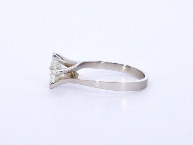 Gouden solitair vierpoots ring met een briljant geslepen natuurlijke diamant (gecertificeerd) - afbeelding 10 van  11