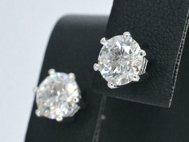 Gouden solitaire oorbellen met 2.25 carat diamant - afbeelding 3 van  8