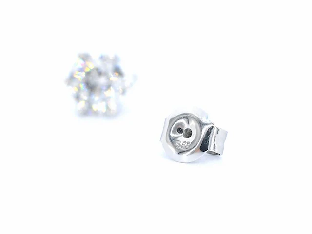 Gouden solitaire oorbellen met 2.25 carat diamant - afbeelding 8 van  8