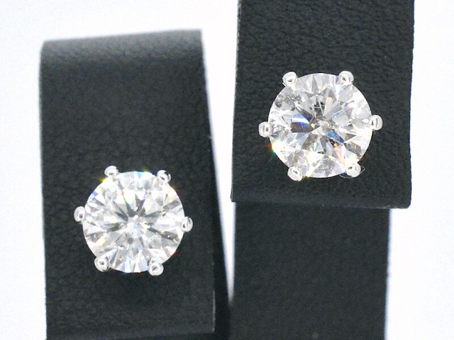Gouden solitaire oorbellen met 2.25 carat diamant - afbeelding 1 van  10