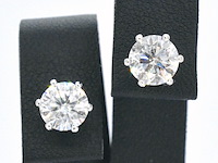 Gouden solitaire oorbellen met 2.25 carat diamant