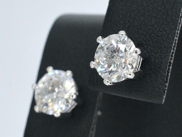 Gouden solitaire oorbellen met 2.25 carat diamant - afbeelding 4 van  10