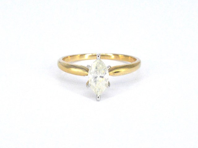 Gouden solitaire ring met een marquise geslepen diamant in witte zetting - afbeelding 1 van  9
