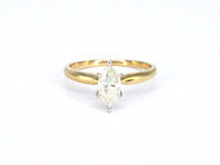 Gouden solitaire ring met een marquise geslepen diamant in witte zetting