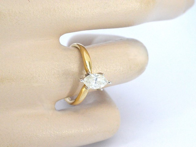 Gouden solitaire ring met een marquise geslepen diamant in witte zetting - afbeelding 2 van  9