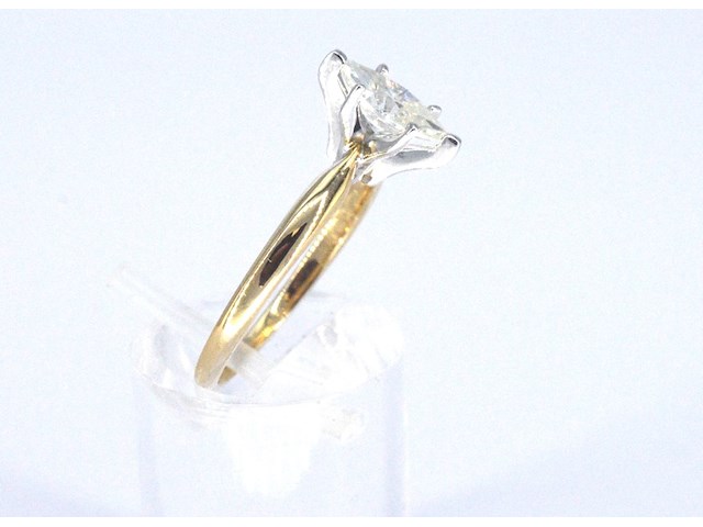 Gouden solitaire ring met een marquise geslepen diamant in witte zetting - afbeelding 3 van  9