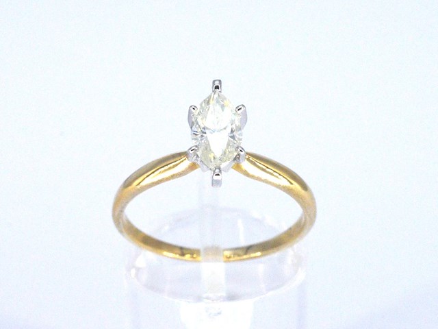 Gouden solitaire ring met een marquise geslepen diamant in witte zetting - afbeelding 5 van  9