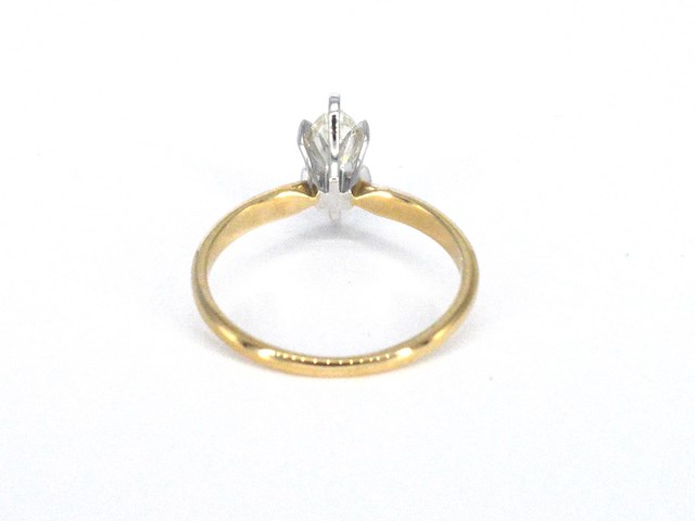 Gouden solitaire ring met een marquise geslepen diamant in witte zetting - afbeelding 6 van  9