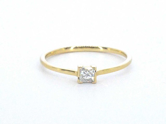 Gouden solitaire ring met een natuurlijke prinses geslepen diamant - afbeelding 1 van  9