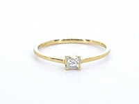 Gouden solitaire ring met een natuurlijke prinses geslepen diamant - afbeelding 1 van  9