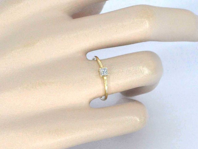 Gouden solitaire ring met een natuurlijke prinses geslepen diamant - afbeelding 2 van  9