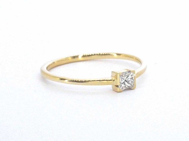 Gouden solitaire ring met een natuurlijke prinses geslepen diamant - afbeelding 4 van  9
